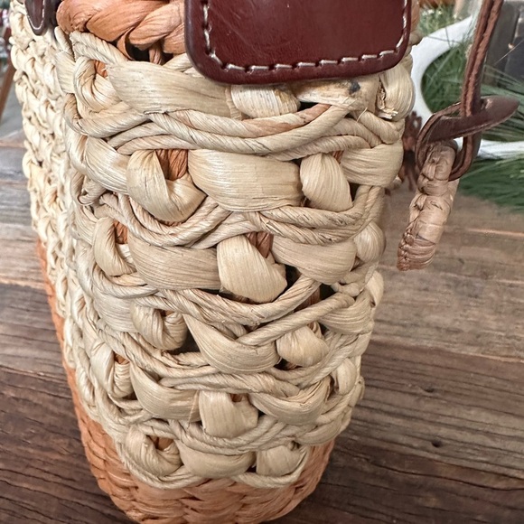 Brighton 🤎 Tan w/ Brown Croc Woven Bag with “London Groove” Medallion Pendant - Picture 10 of 13